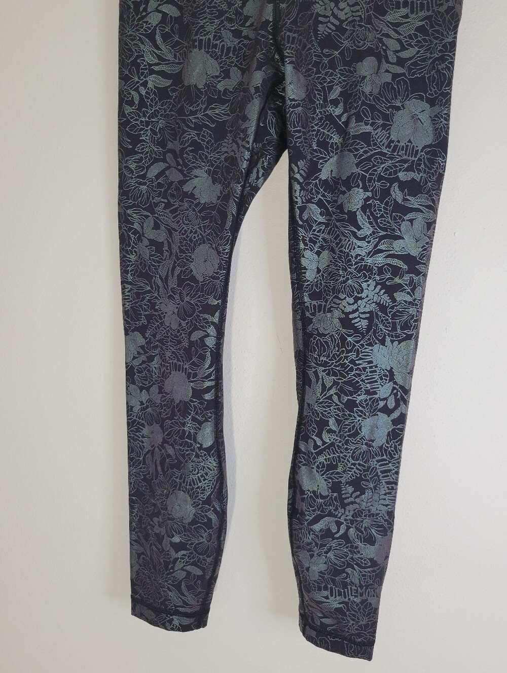 lululemon athletica Women SZ 6  Black Leggings with Iridescent Teal Floral Print - Picture 5 of 9